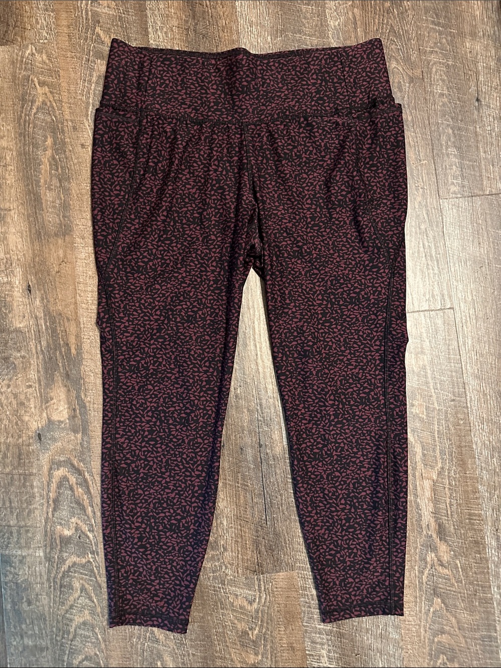 Never worn Lane Bryant Livi Active Wine & Black 7/8 Leggings 18/20